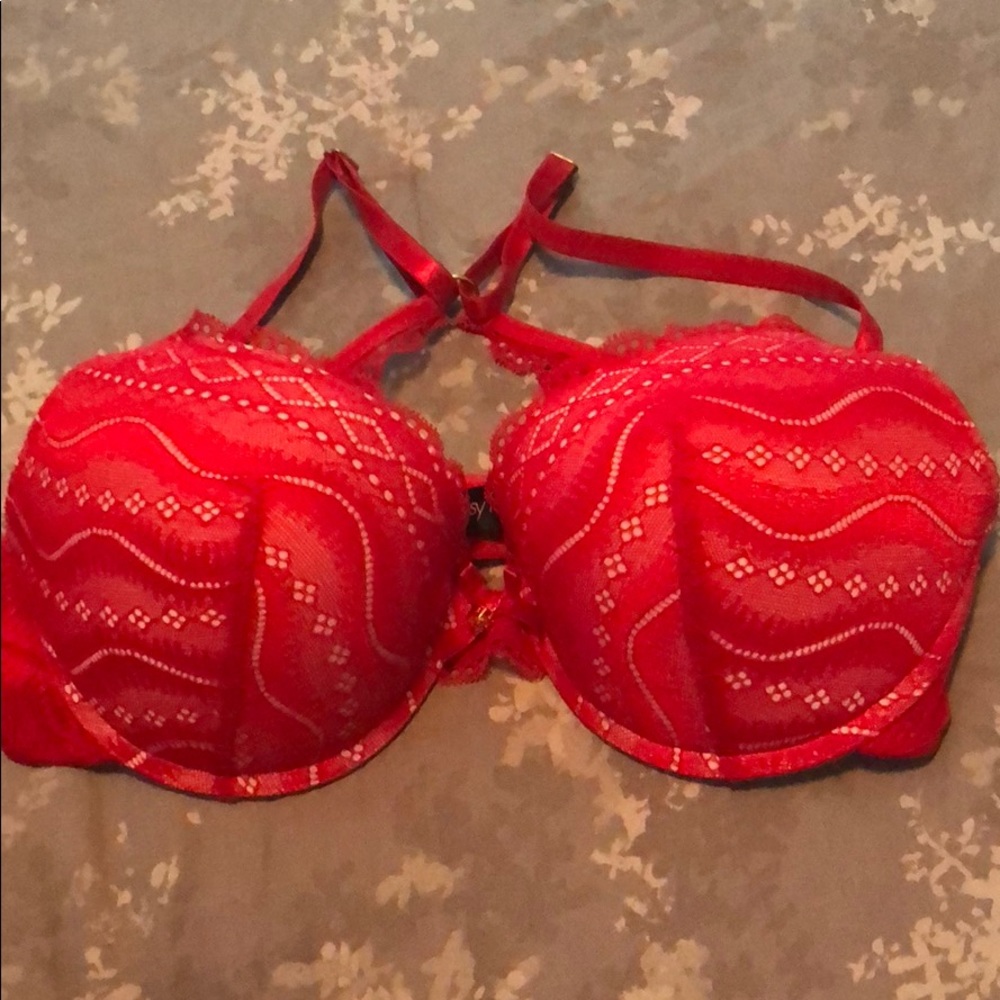 Daisy fuentes red bra